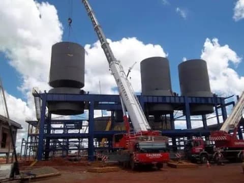 Tubulação industrial de grande diâmetro instalada em planta fabril